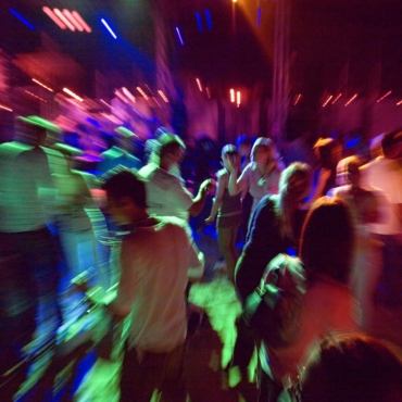 B875KM clubbers dancing at a party
